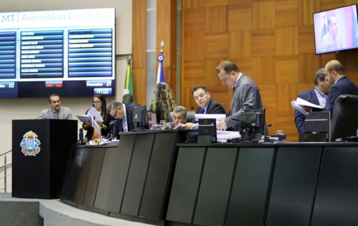Deputados e funcionários vão passar por exames após servidora testar positivo para covid-19