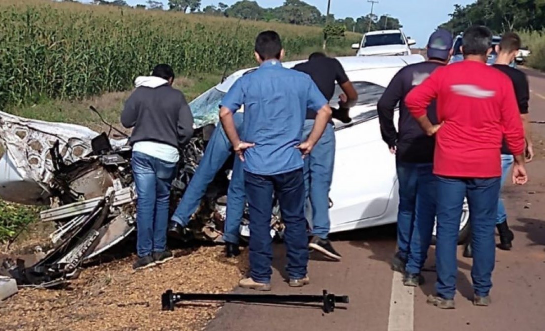 Cláudia | Motorista bate carro violentamente contra árvore e morre na hora