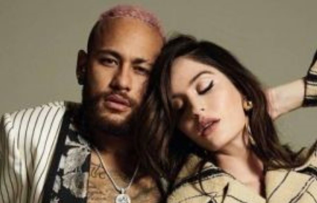 Neymar posa ao lado de affair para capa de revista na Rússia: ‘sem vergonha para emoções’
