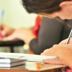 Celular proibido nas escolas? Pesquisa revela que regra aumentou foco, reduziu bullying e melhorou a convivência Aluno-escola-escrevendo-em