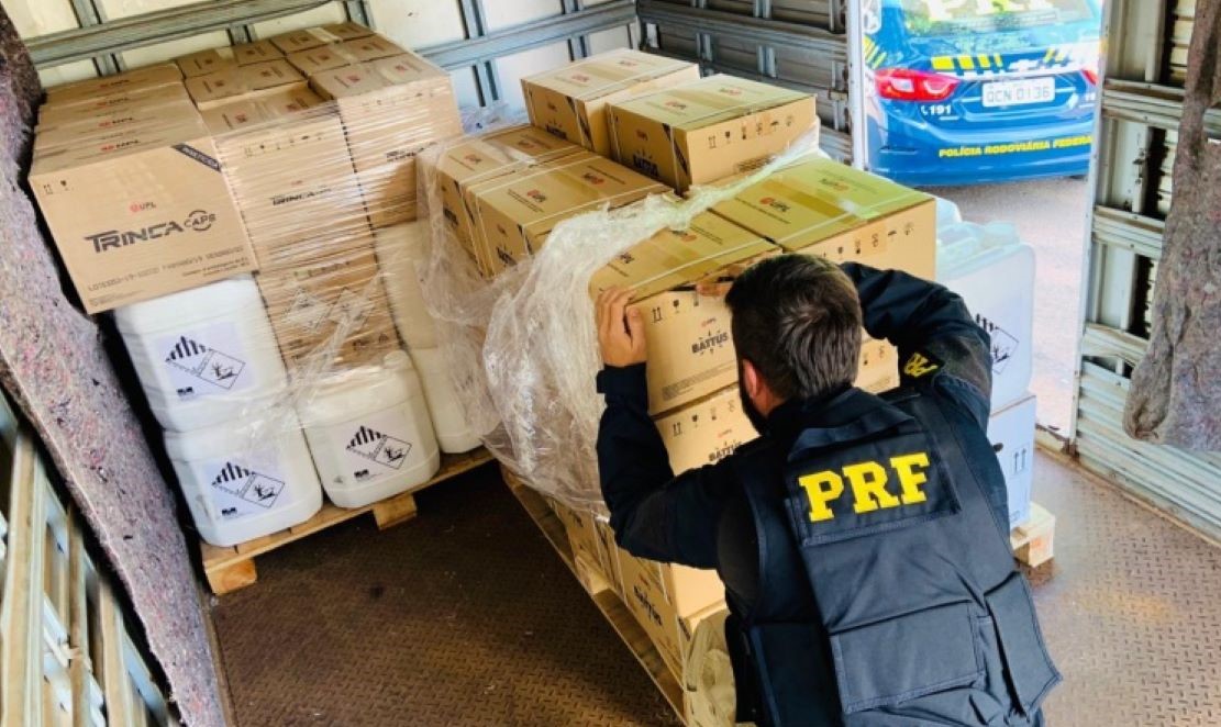 Primavera do Leste | PRF apreende caminhão com cerca de 1.360 litros de agrotóxicos