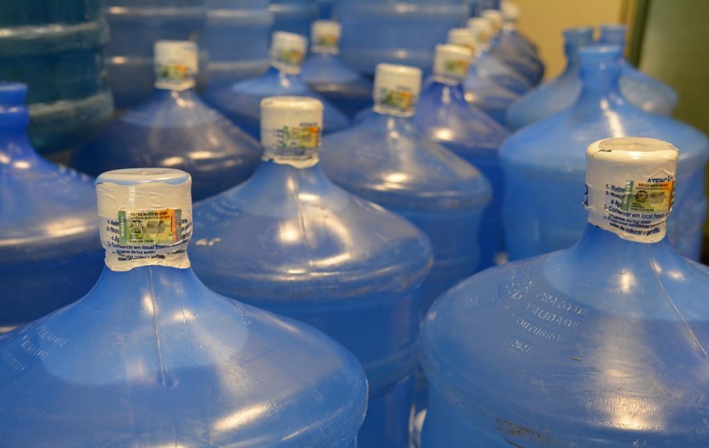 Fique atento | Selo nos garrafões possibilita conhecer procedência e garante controle da produção