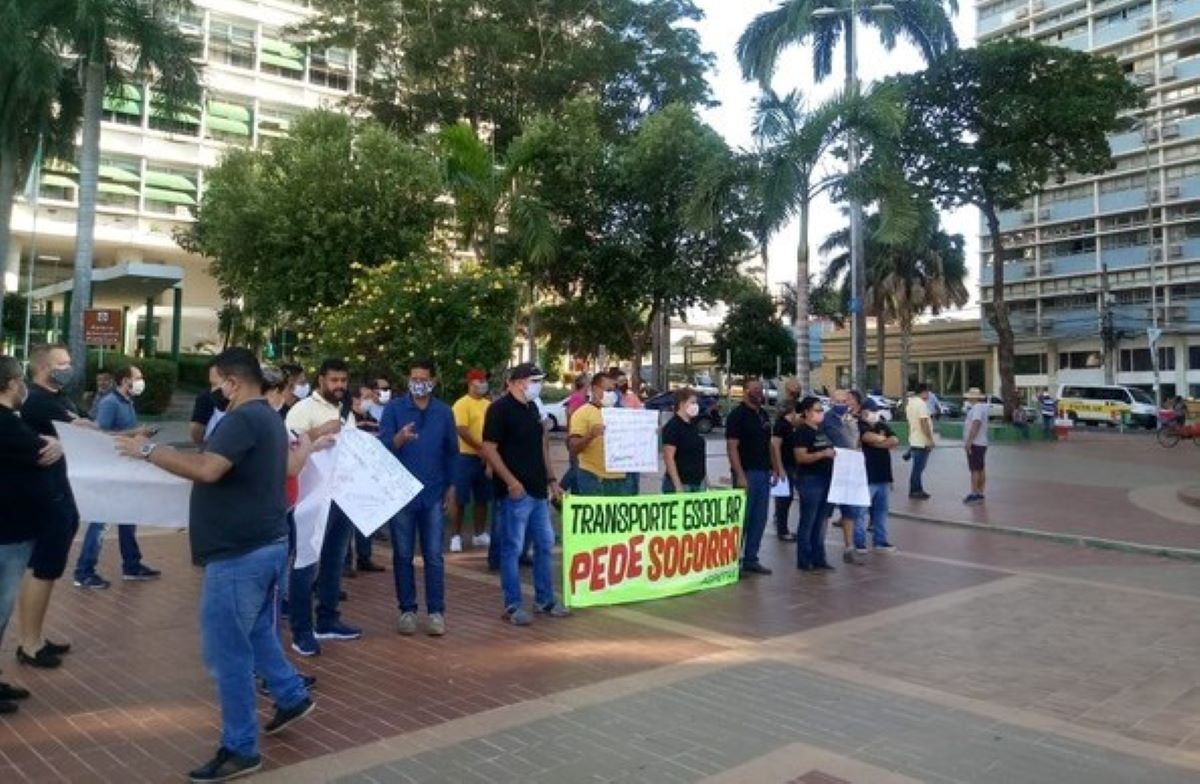 Motoristas do transporte escolar fazem ato em Cuiabá por isenção de IPVA durante a pandemia
