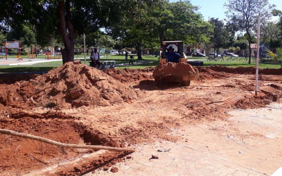 Praça Bom Jesus na Vila Operária está recebendo uma nova quadra de areia