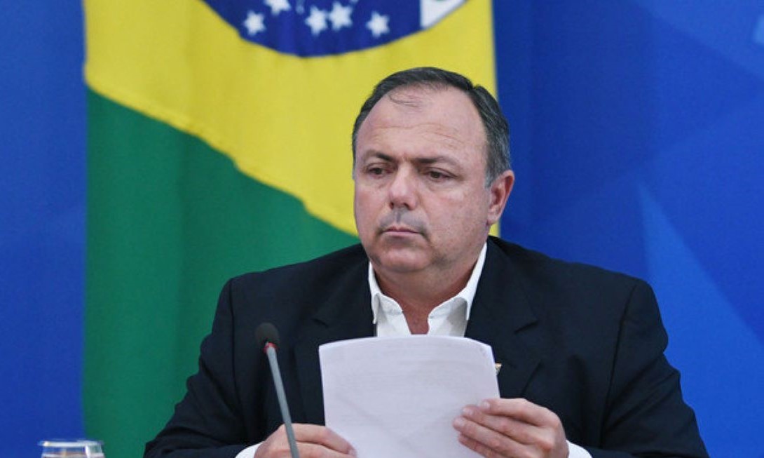 Eduardo Pazuello assume Saúde interinamente após saída de Teich
