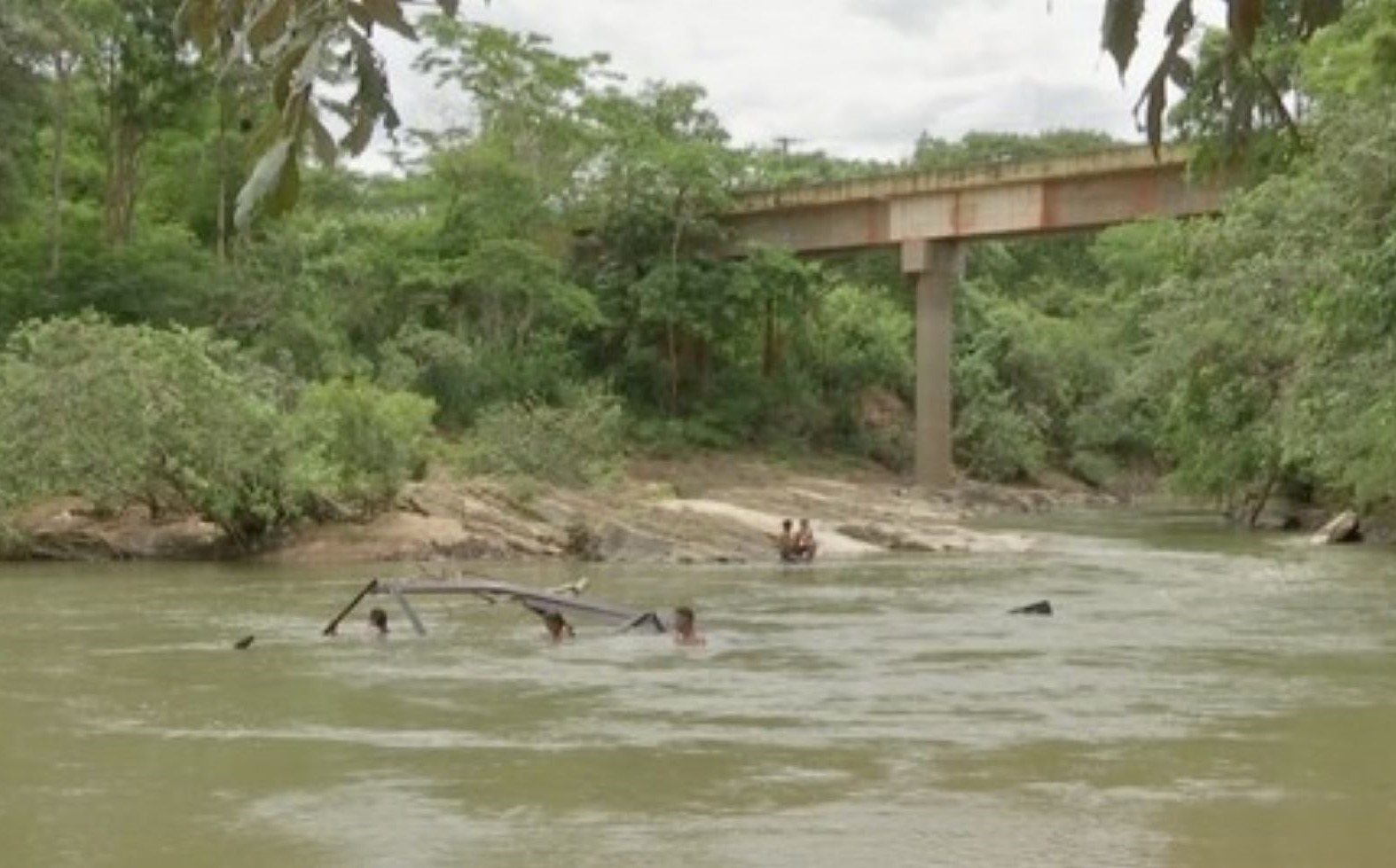 Mato Grosso | Jovens morrem afogados durante pescaria após barco bater em tronco e virar