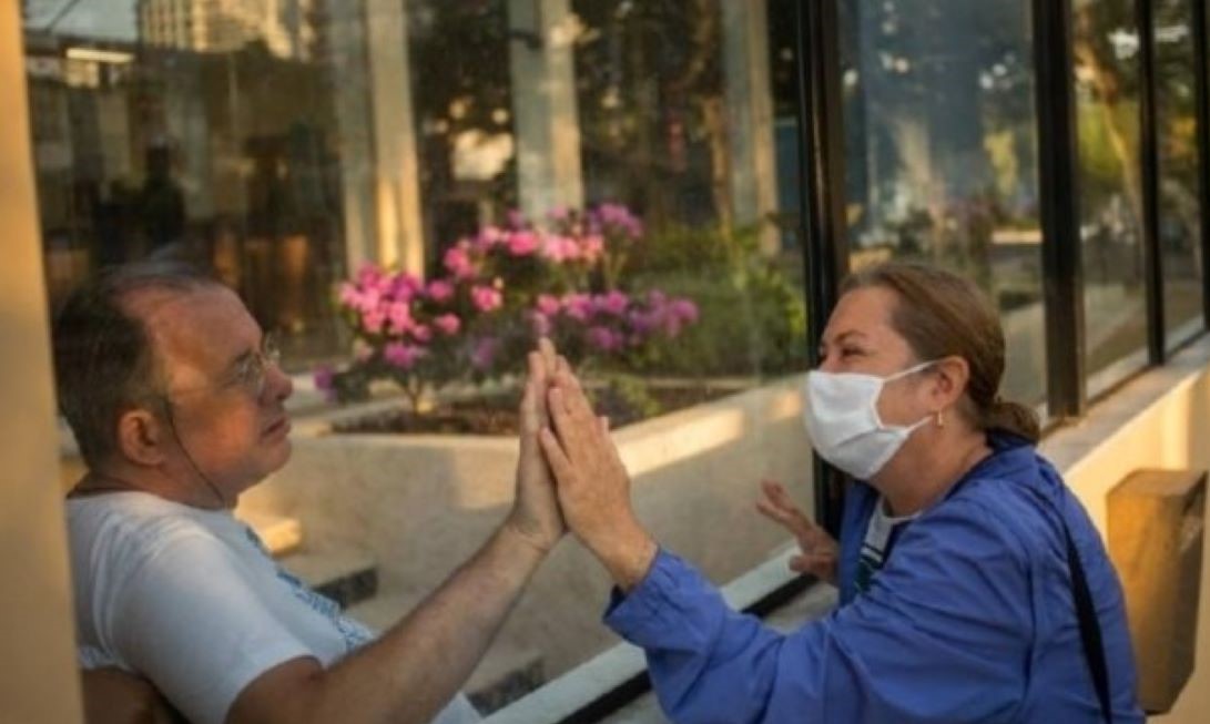 Morando em hospital, funcionários contam como driblam a saudade