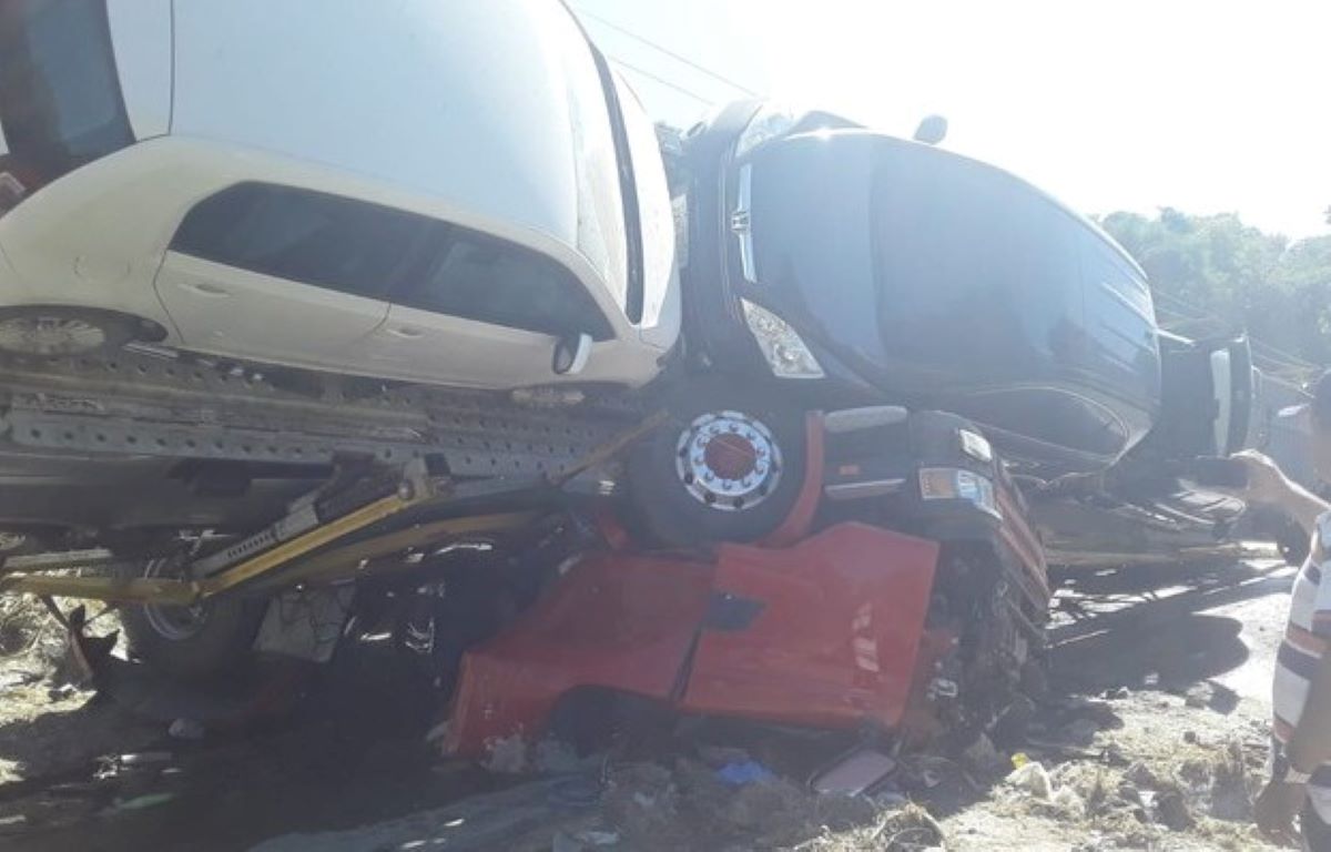 Caminhão-cegonha carregado tomba na Serra de São Vicente; passageiro e motorista morrem