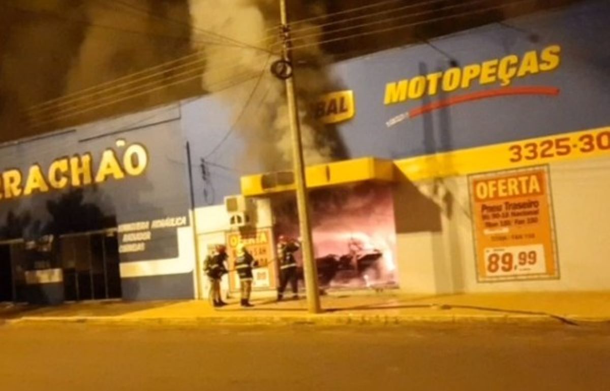 Tangará da Serra | Curto-circuito causa incêndio em lojas do centro