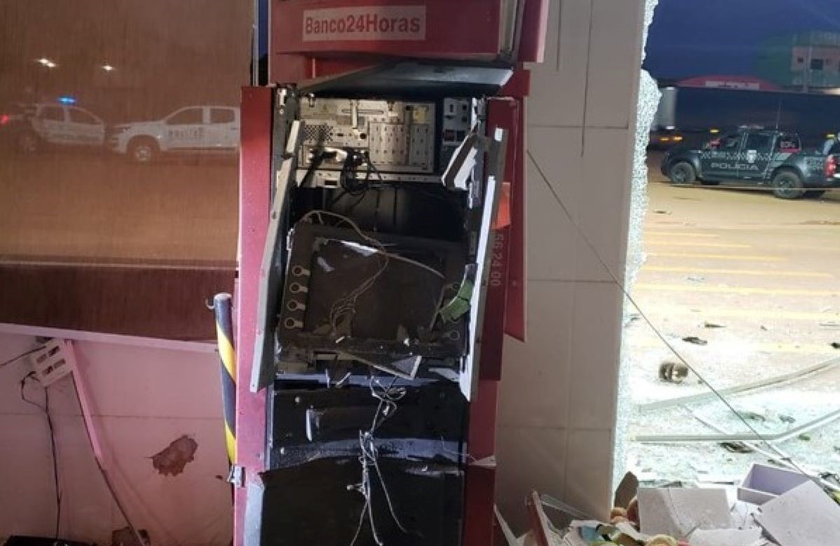 Cuiabá | Ladrões explodem caixa eletrônico em supermercado, atiram na PM e fogem