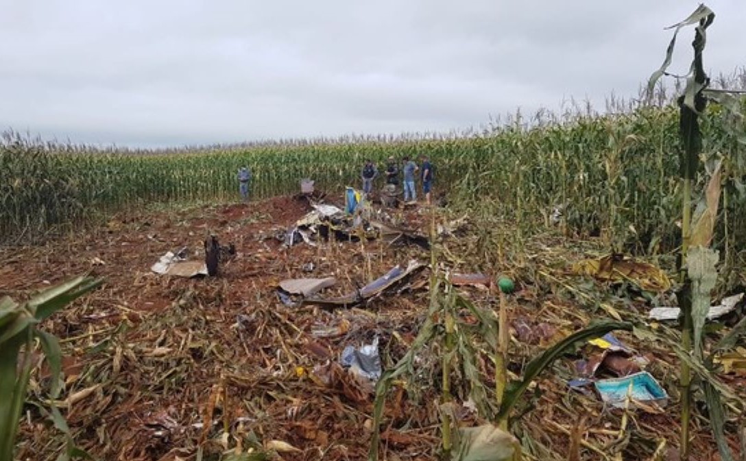 Avião cai em plantação de milho em Mato Grosso e dois pilotos morrem