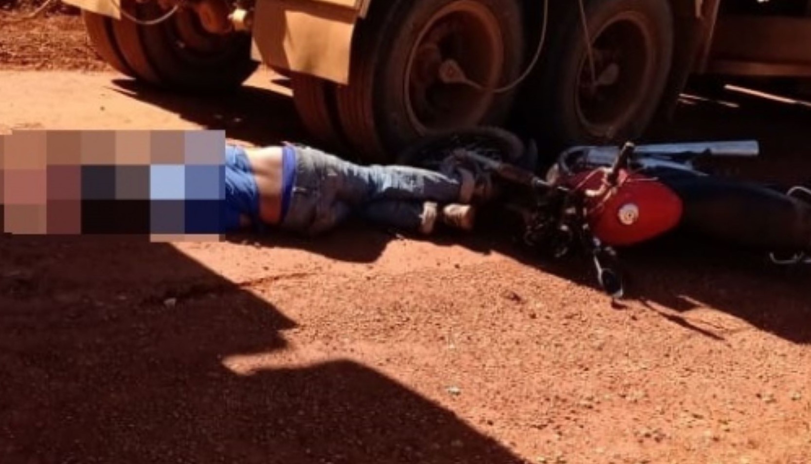 Mato Grosso | Caminhão carregado com madeira passa por cima de motociclista