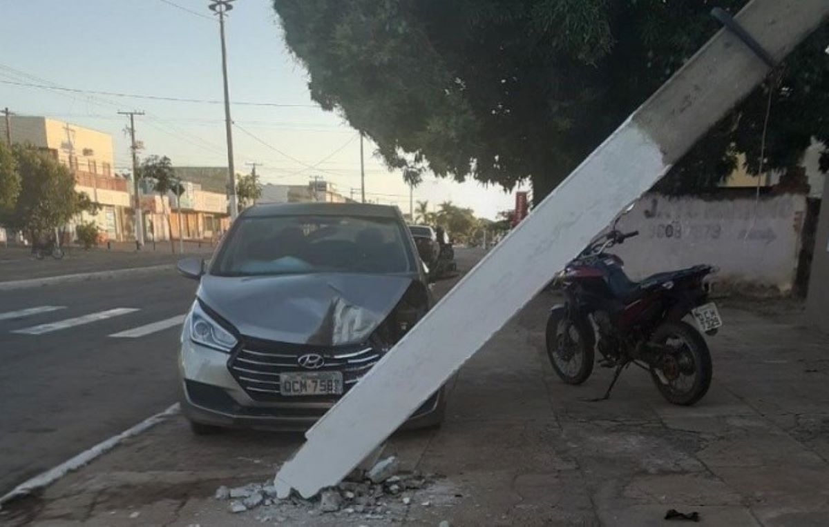 Rondonópolis | Assaltante foge após bater carro roubado em poste