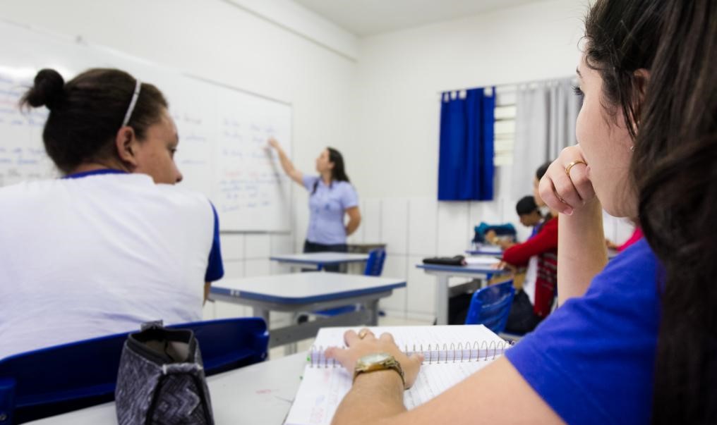 Deputados derrubam veto do governador e garantem auxílio de R$1.100 para professores interinos