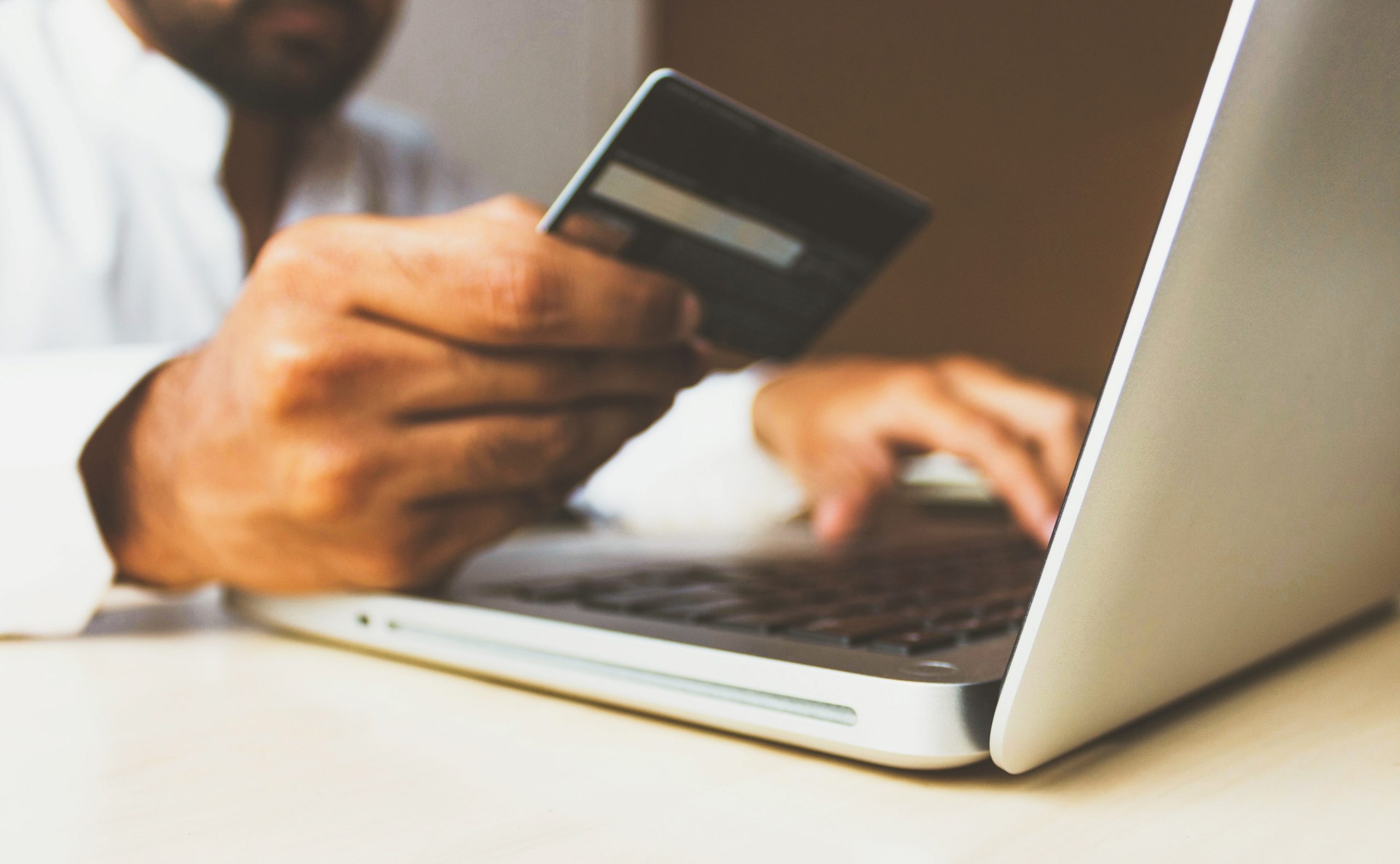 Durante o isolamento social, especialista traz dicas para evitar compras por impulso