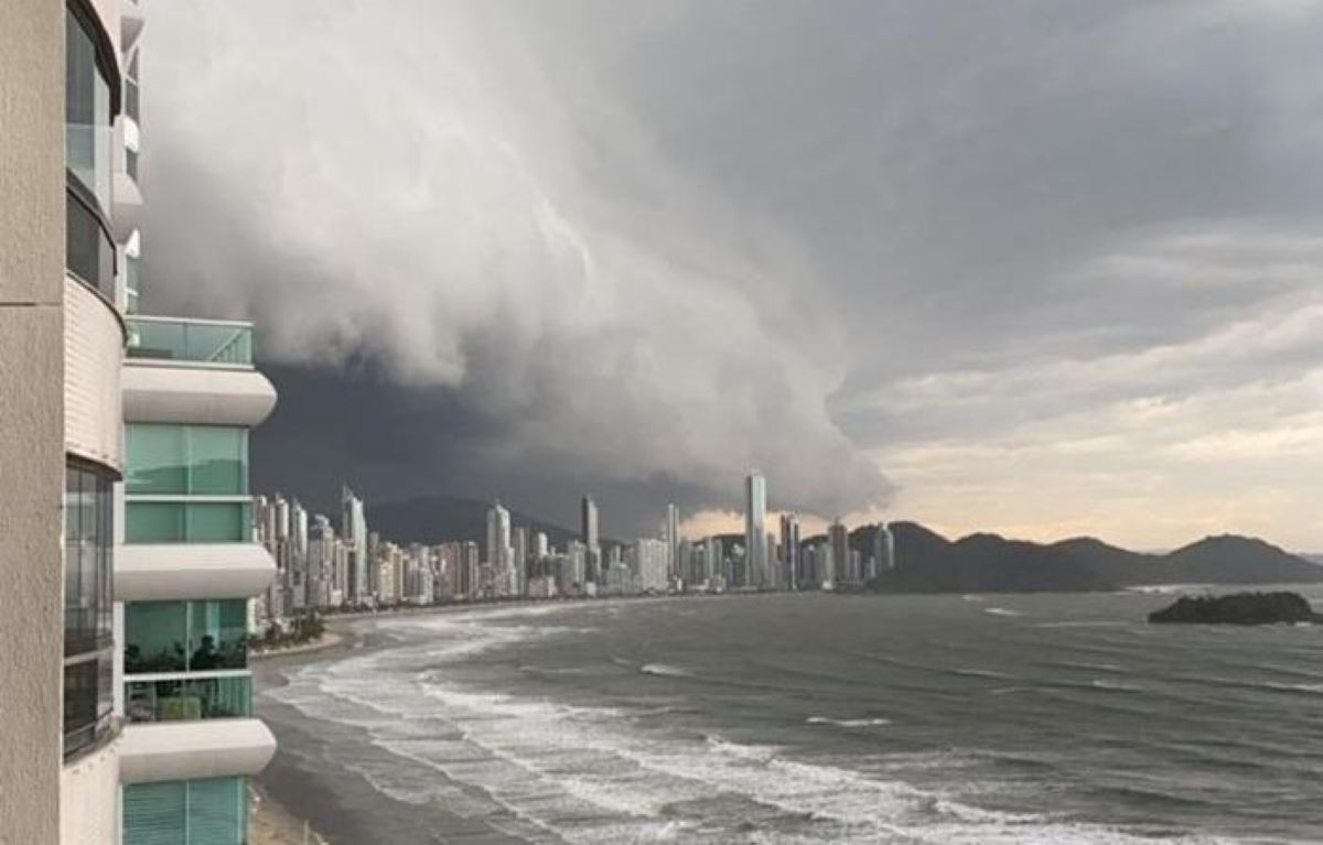 Ciclone-bomba chega no Sul do Brasil com ventos de 100km/h