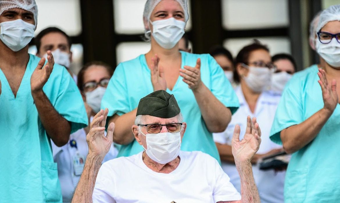 Número de curados do coronavírus é 7,5% maior que os casos ativos no Brasil