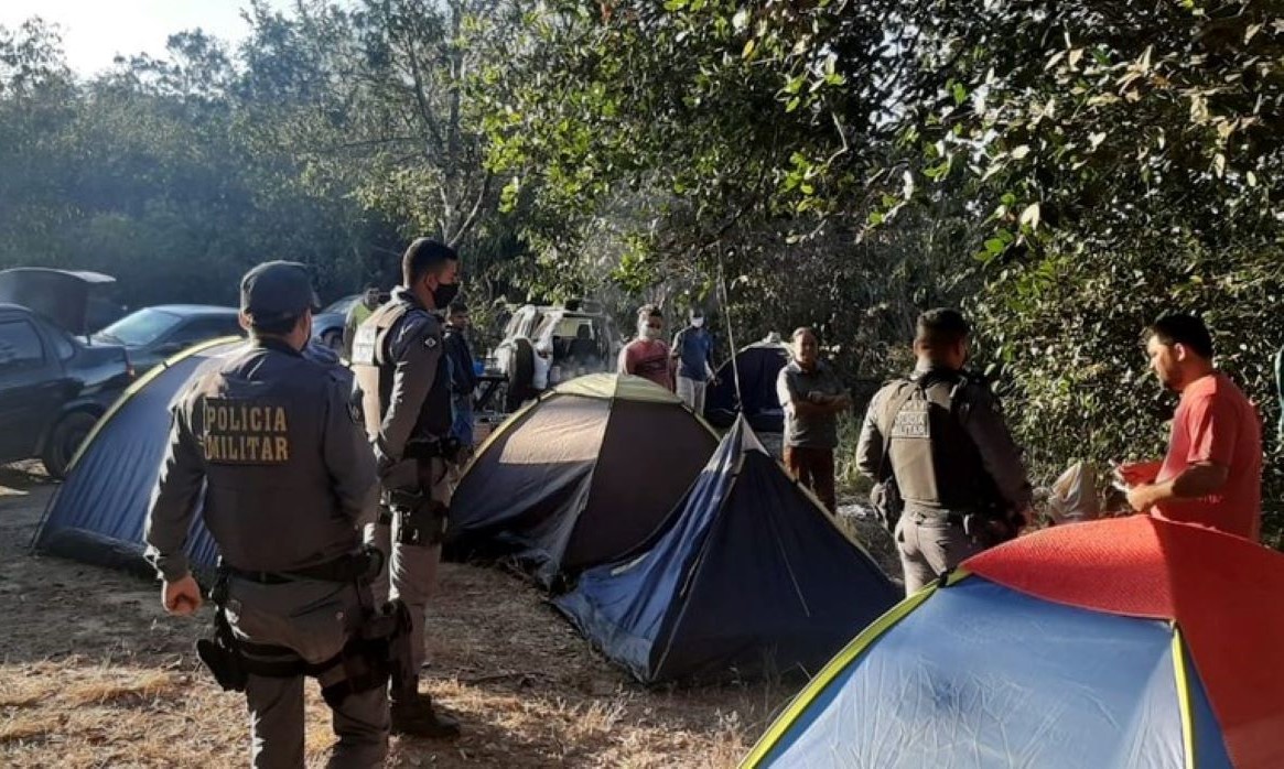 PM flagra mais de 200 pessoas acampadas em cachoeira sem máscaras e sem respeitar distanciamento em MT