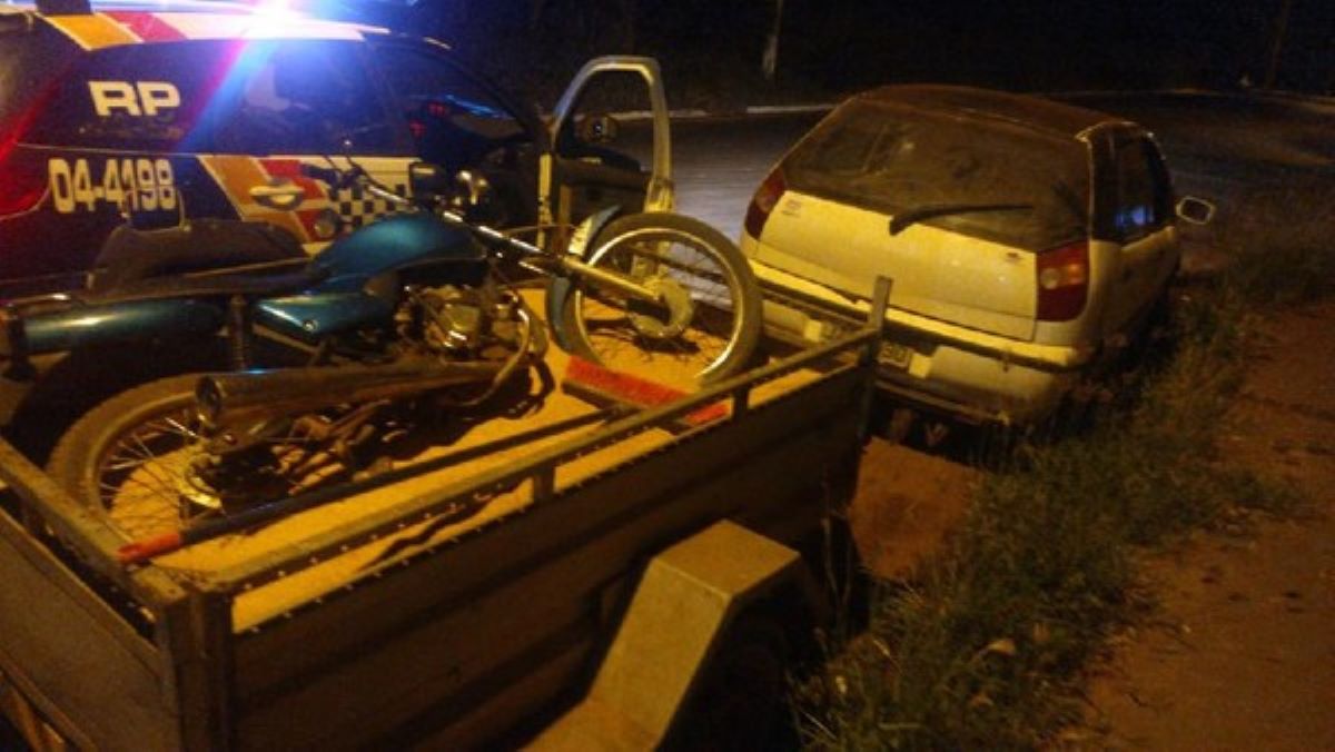 Quadrilha é presa ao ser flagrada abrindo carretas e furtando soja em rodovia de MT