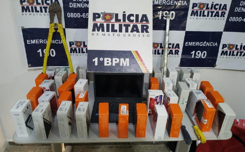 Cuiabá | Policiais flagram homem furtando 38 aparelhos celulares de supermercado