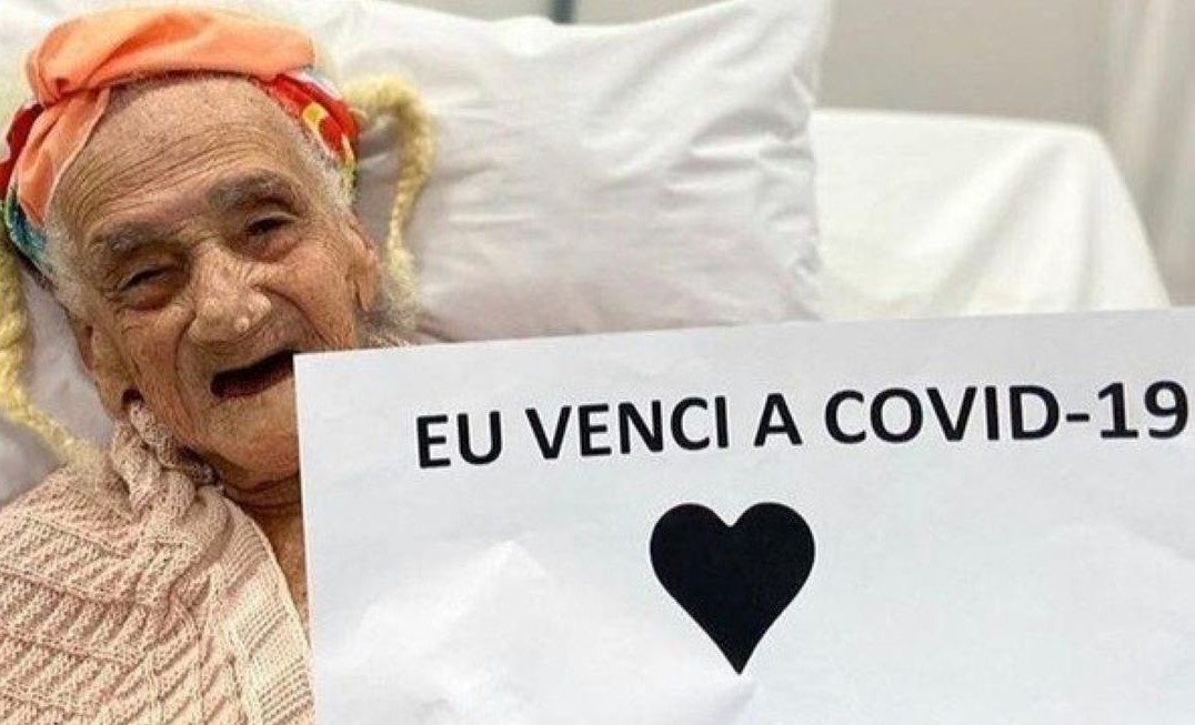 Idosa de 95 anos recebe alta após se curar da covid-19