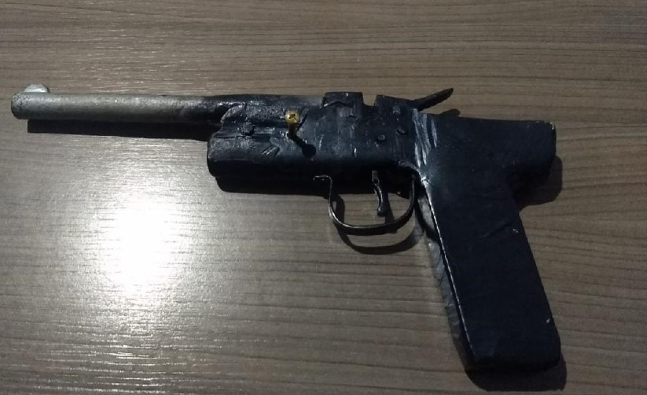 Policiais apreendem arma que adolescente usava para ameaçar familiares