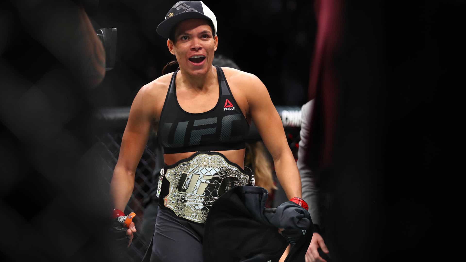 Amanda Nunes vence, mantém cinturão e faz história no UFC