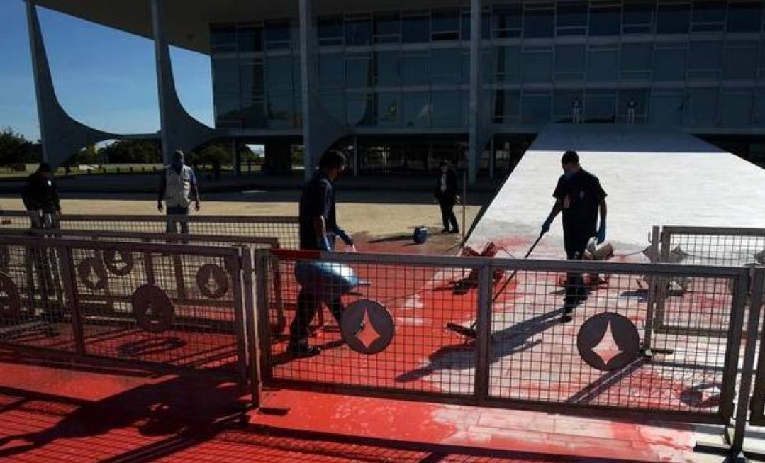Homem é preso depois de jogar tinta no Palácio do Planalto