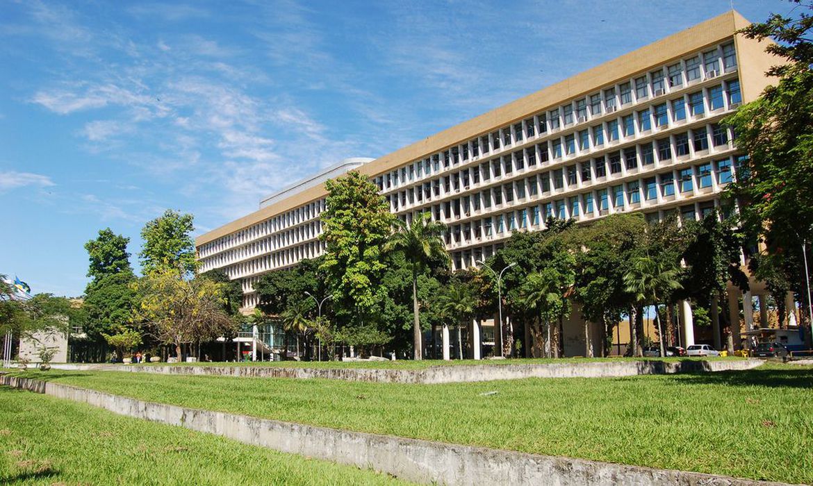 MEC autoriza aulas online no ensino superior até dezembro
