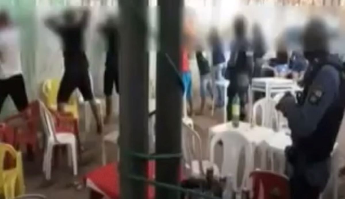 Enfermeira de Cuiabá realiza festa com mais de 50 convidados
