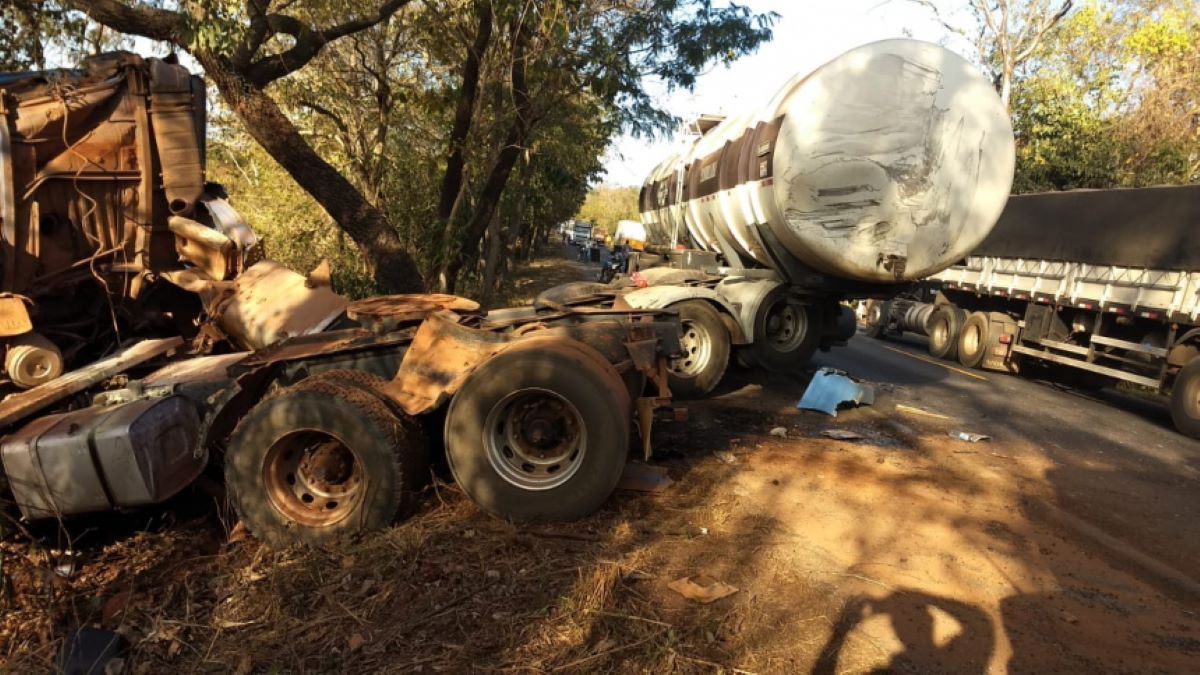 Batida frontal próximo à Pedra Preta entre duas carretas deixa motoristas em estado grave