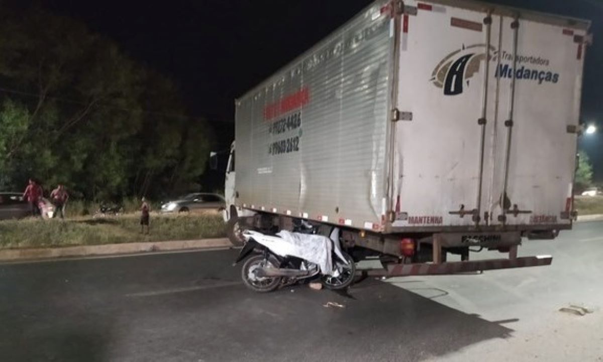 Adolescente de 16 anos morre após bater em caminhão que fazia manobra em Cuiabá