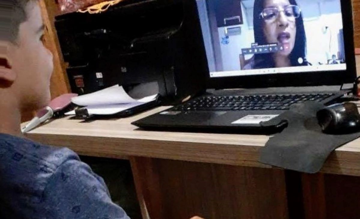 Professora de Apiacás testa com sucesso aula on-line com alunos