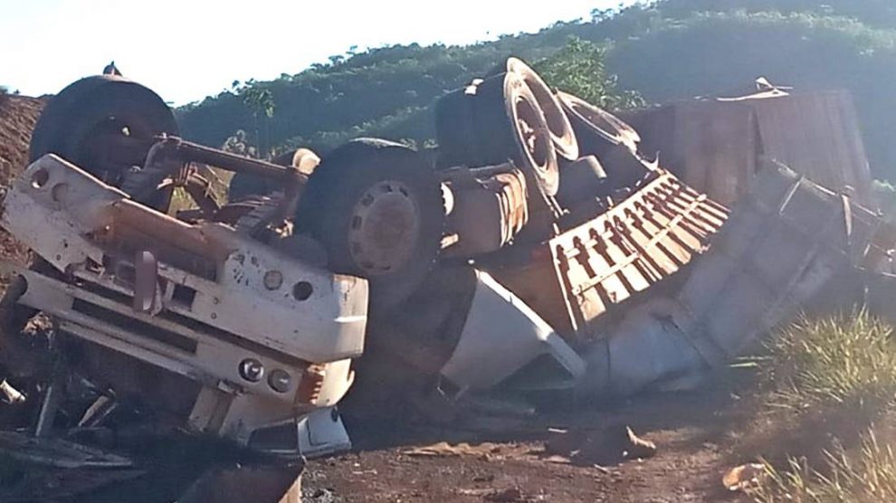 Mato Grosso | Bitrem tomba em serra na BR-163 e motorista morre preso às ferragens