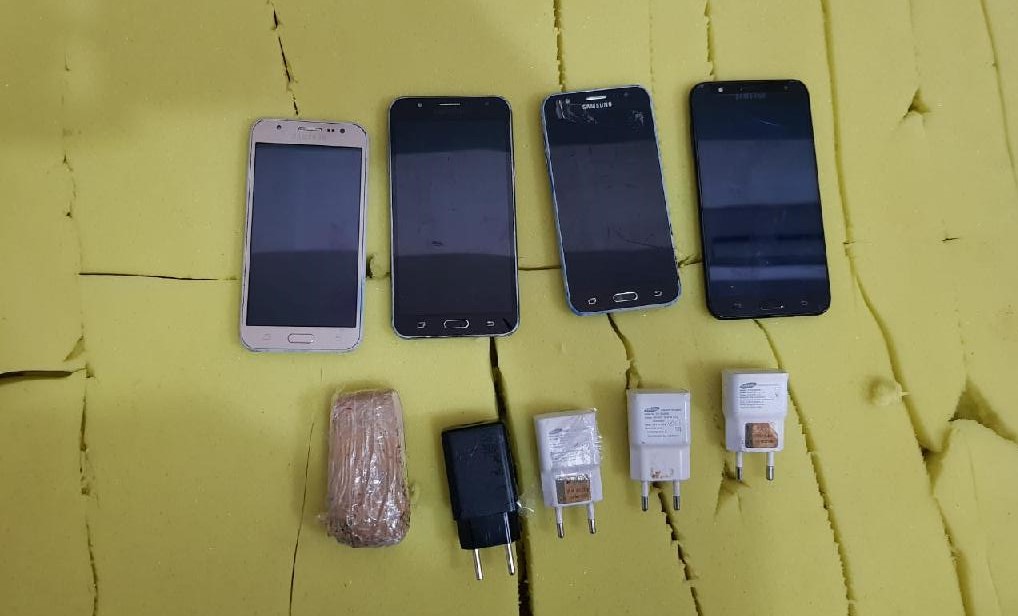 Rondonópolis | Drogas e celulares são encontrados dentro de colchões na Mata Grande