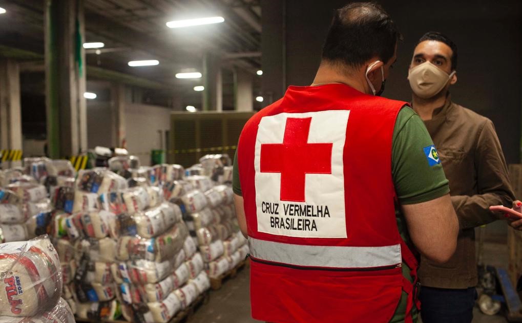 Governo de MT entrega duas mil cestas básicas e cobertores à Cruz Vermelha