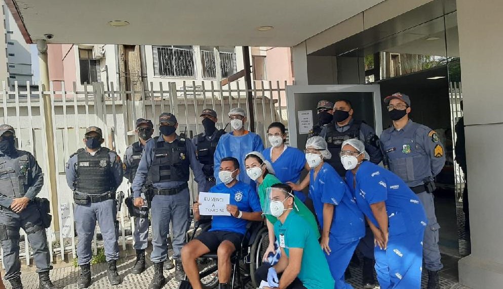 Cuiabá | Sargento da PM vence Covid-19 e recebe homenagem ao deixar hospital
