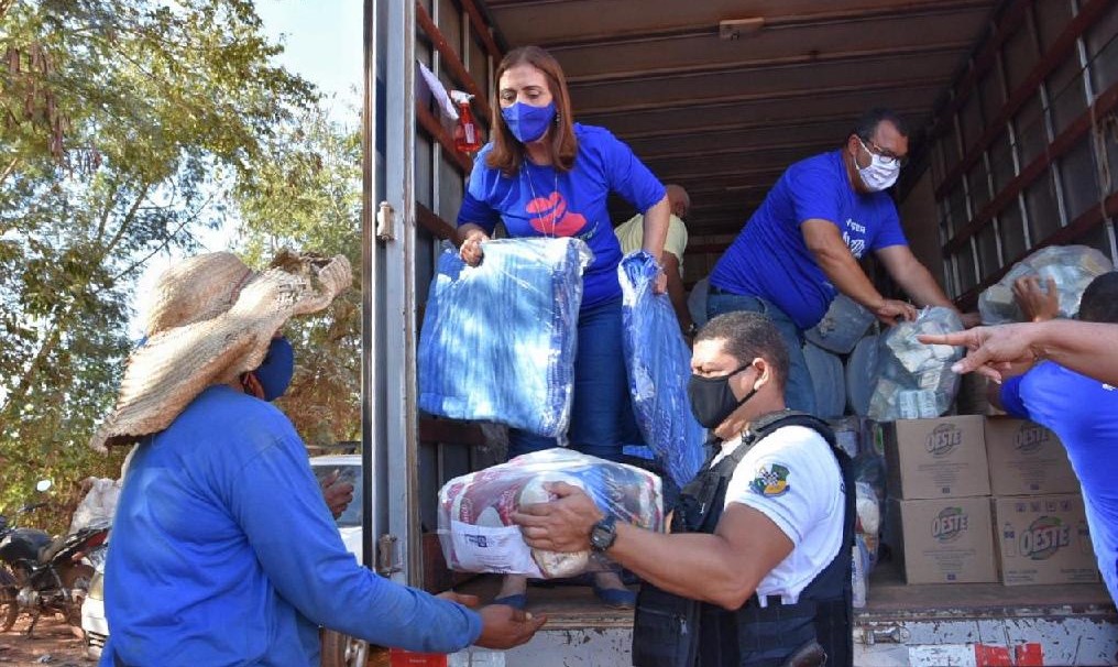 Catadores do Lixão de Cuiabá são beneficiados com cestas básicas e cobertores