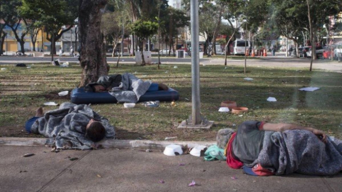 Marmita supostamente envenenada mata moradores de rua e um cachorro