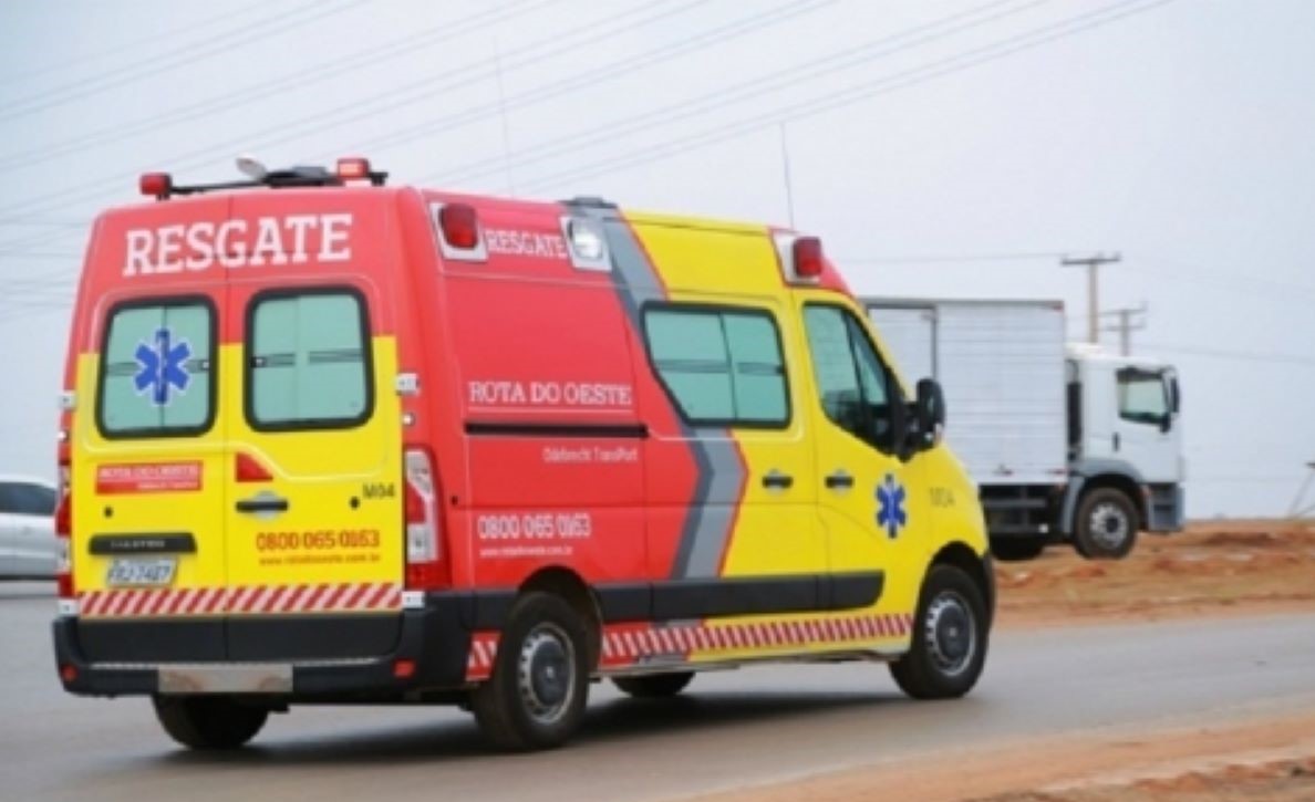 Colisão entre carretas deixa BR-364 interditada e motorista ferido gravemente