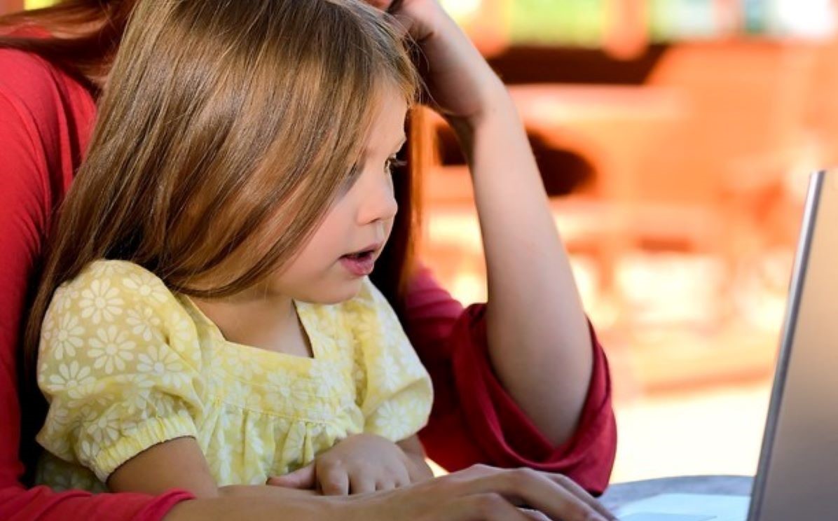 Uso de tecnologias na educação dribla distância e aproxima famílias da sala de aula