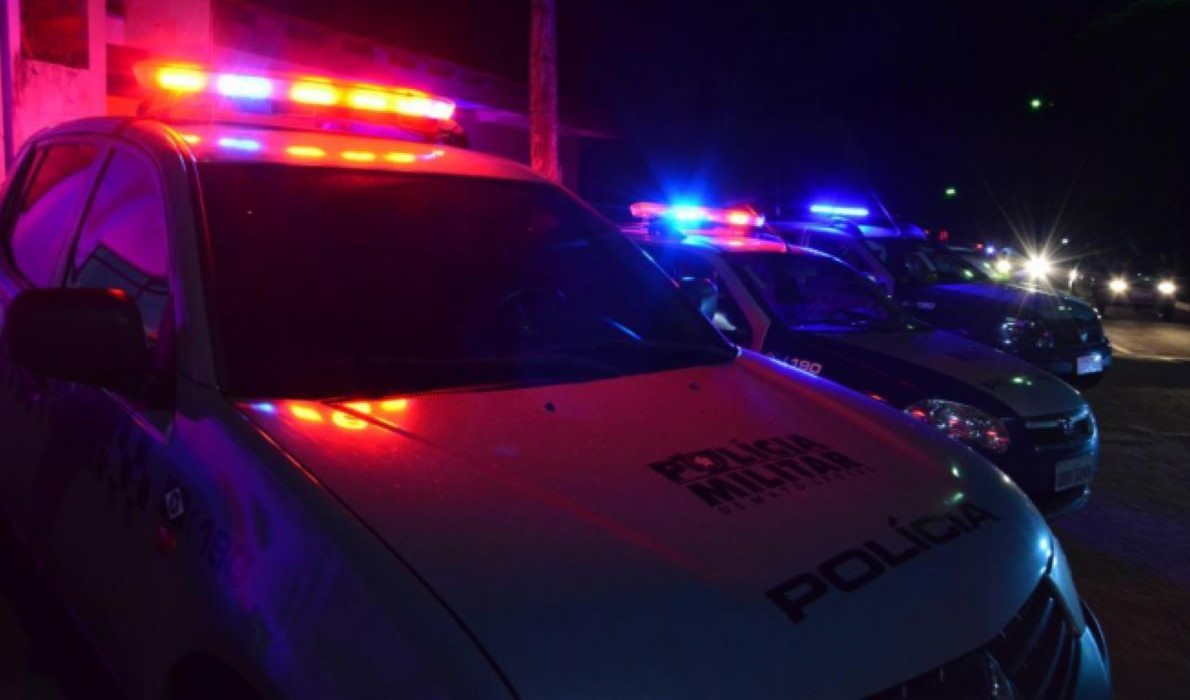 Mato Grosso | Homem é flagrado espancando esposa no meio de rodovia e ainda xinga PMs