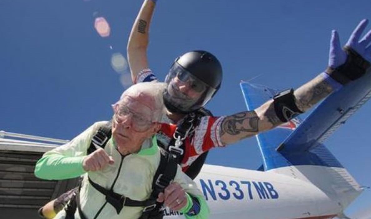 Idoso salta de paraquedas aos 103 anos e bate recorde mundial
