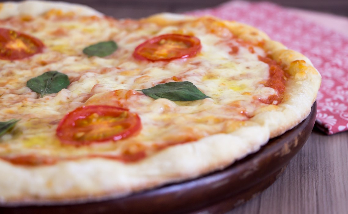 Aprenda a fazer uma massa simples de pizza e arrase na cozinha