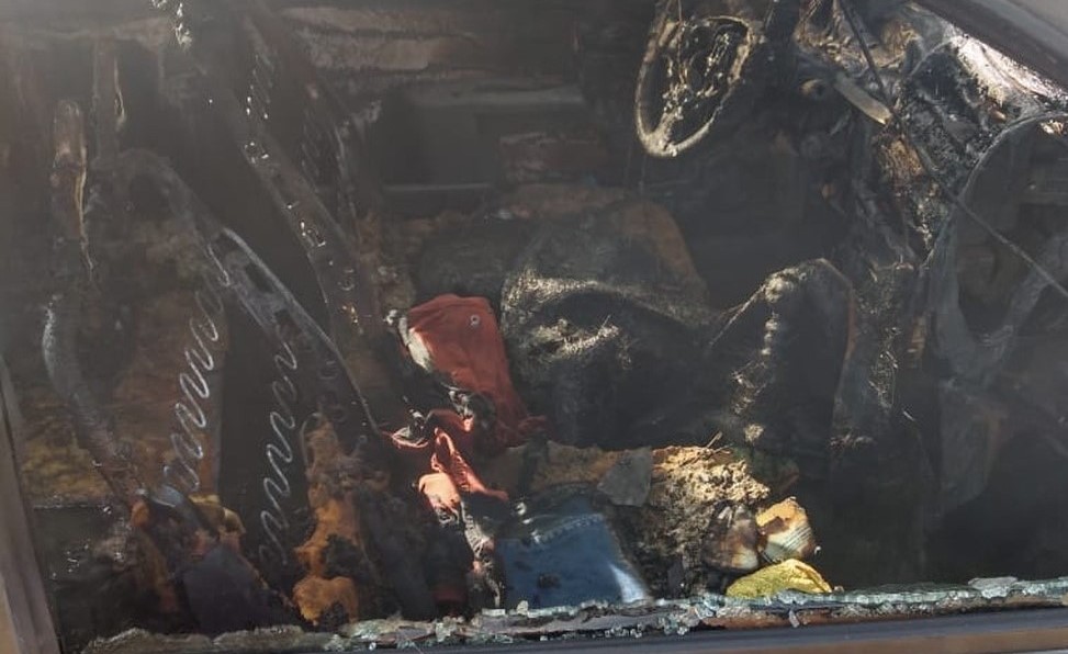 Primavera do Leste | Motorista é baleado durante assalto em avenida e tem o carro incendiado por criminosos