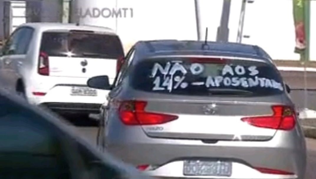 Professores fazem manifestação em Rondonópolis contra desconto de 14% nos salários