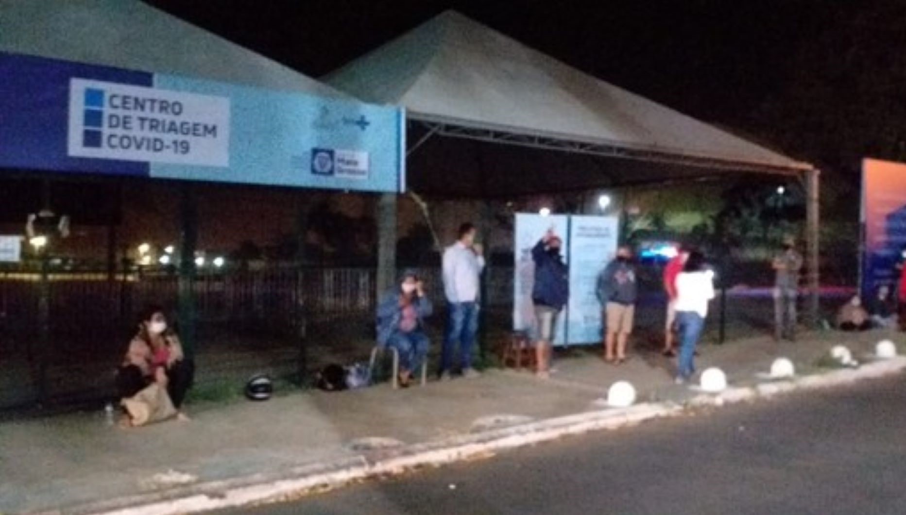 Moradores madrugam em fila no 1º dia de atendimento do Centro de triagem da Covid-19 em Cuiabá