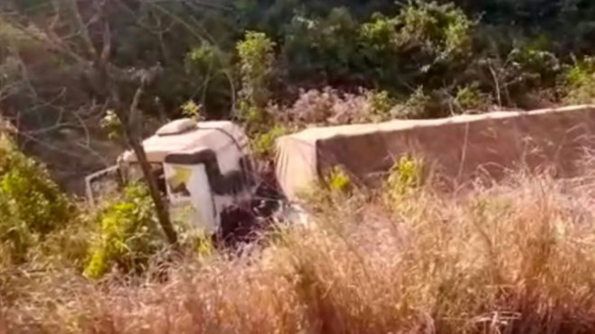 Sorriso | Choque entre carro e carreta mata uma pessoa na BR-163; pista é interditada