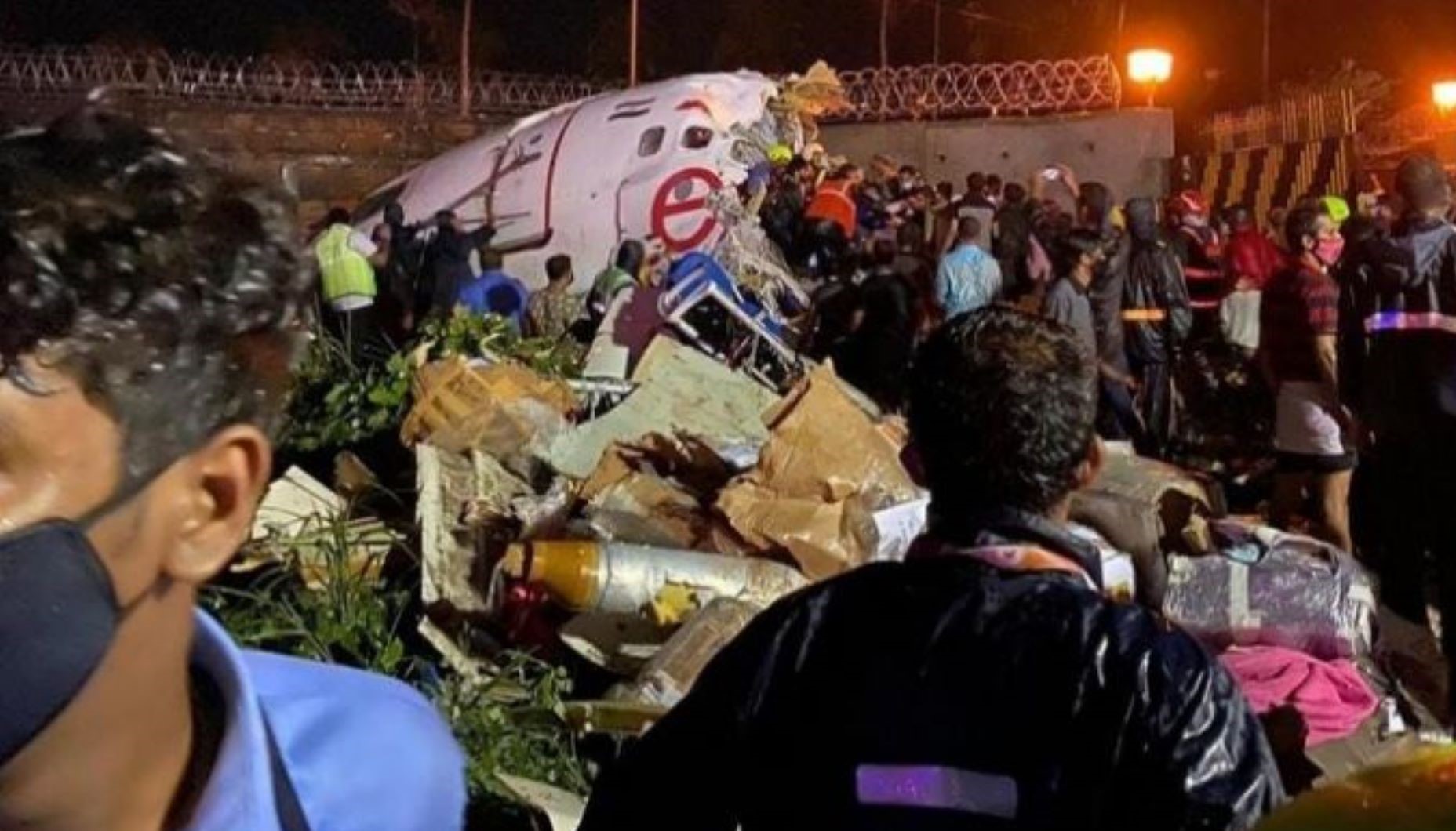 Avião com 191 pessoas cai na Índia, se parte ao meio e deixa ao menos 16 mortos