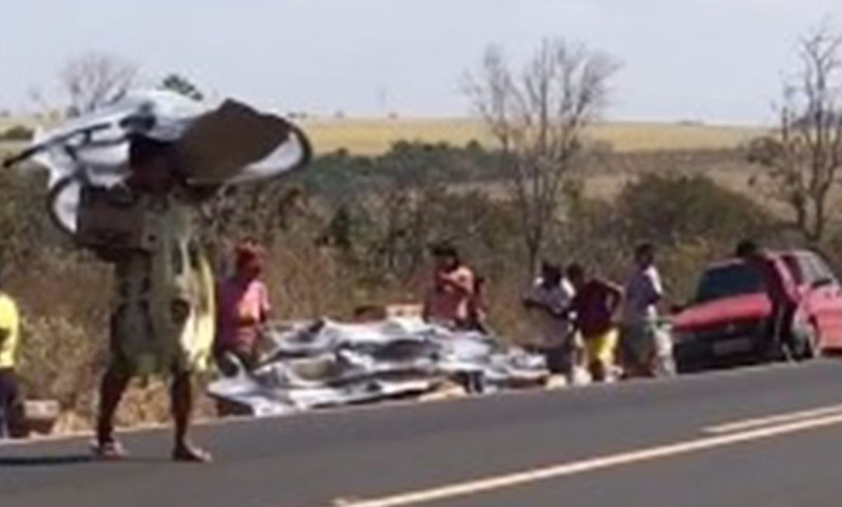 Barra do Garças | Caminhão carregado com bicicletas tomba; índios e moradores saqueiam carga